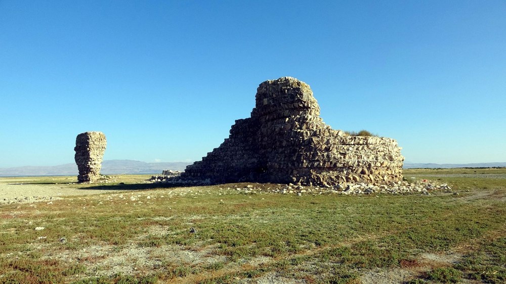 Van Gölü’nde sular çekilince tarihi Erciş Kalesi ortaya çıktı - 3