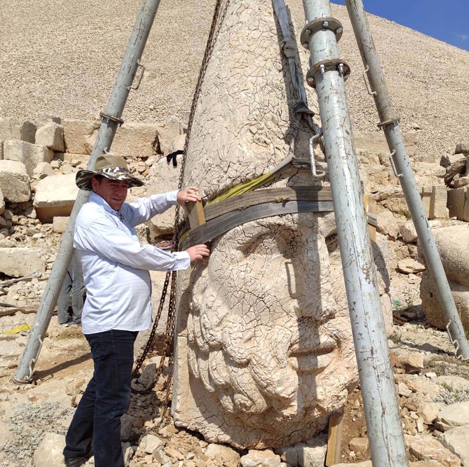 Nemrut'ta devrilme tehlikesi olan heykel düzeltildi - 1
