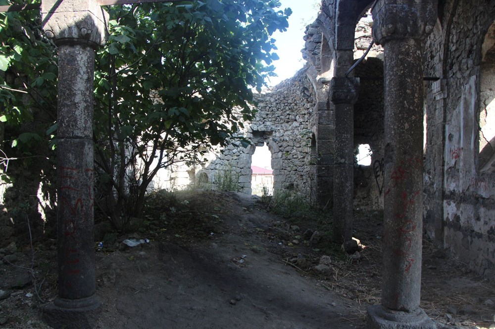 Defineciler tarihi kiliseyi talan etti - 1