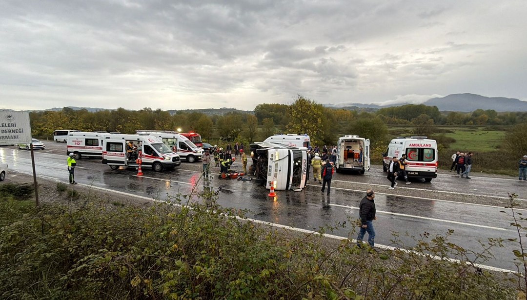 Bartın'da işçi servisi devrildi: Ölü ve yaralılar var