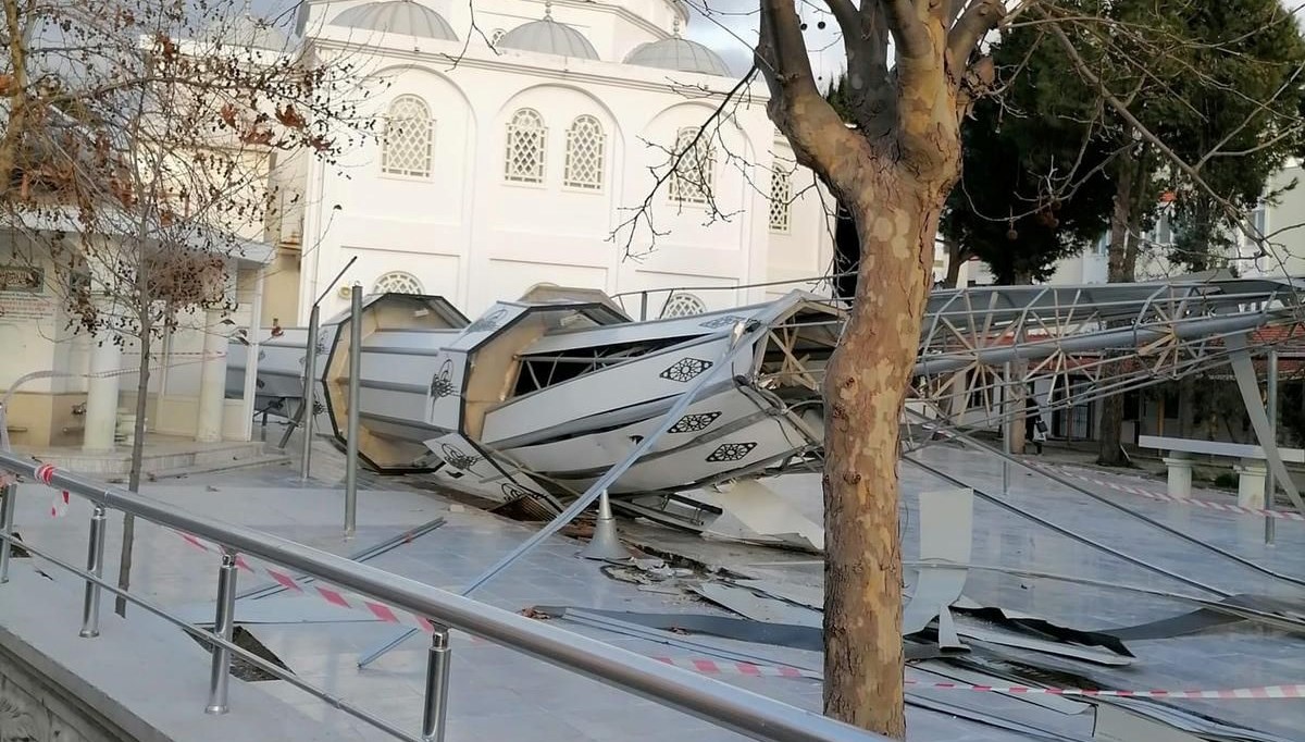 İzmir'de fırtına nedeniyle minare yıkıldı