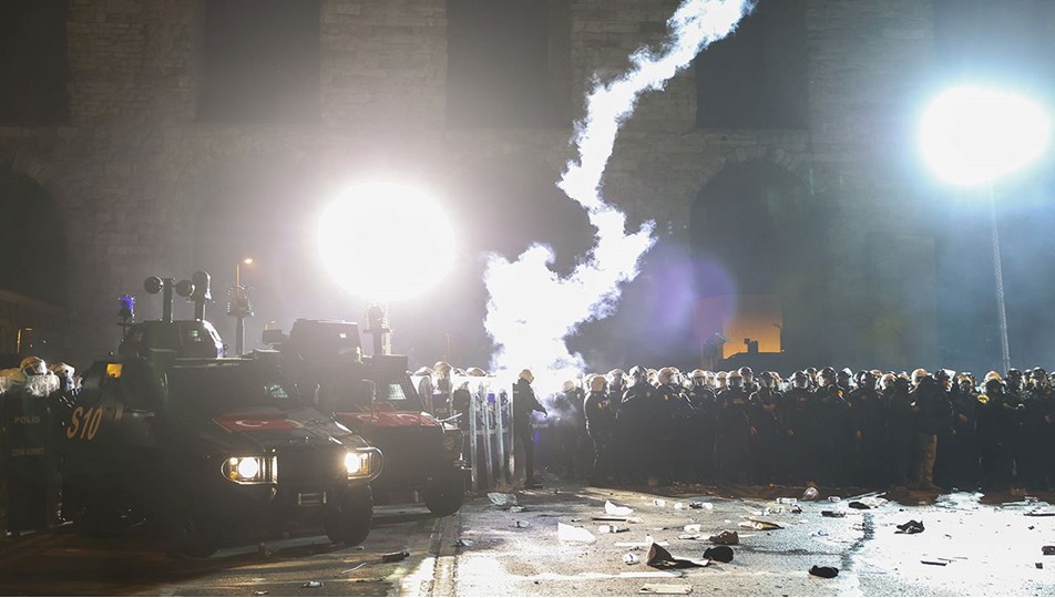 Saraçhane'de polise saldıran gruba müdahale edildi