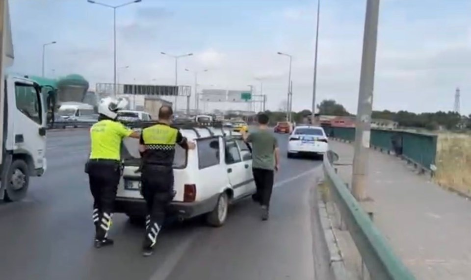 Sınava giderken aracı arızalandı, gözyaşlarına boğuldu - 1