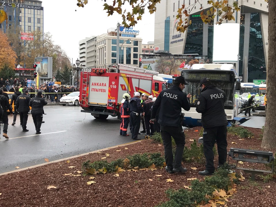 SON DAKİKA: Ankara'da belediye otobüsü yayalara çarptı - 1