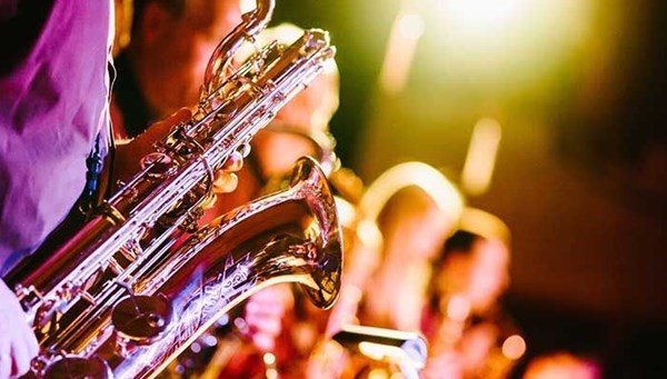 Dünyanın dört bir yanında müzisyenler evde konser veriyor
