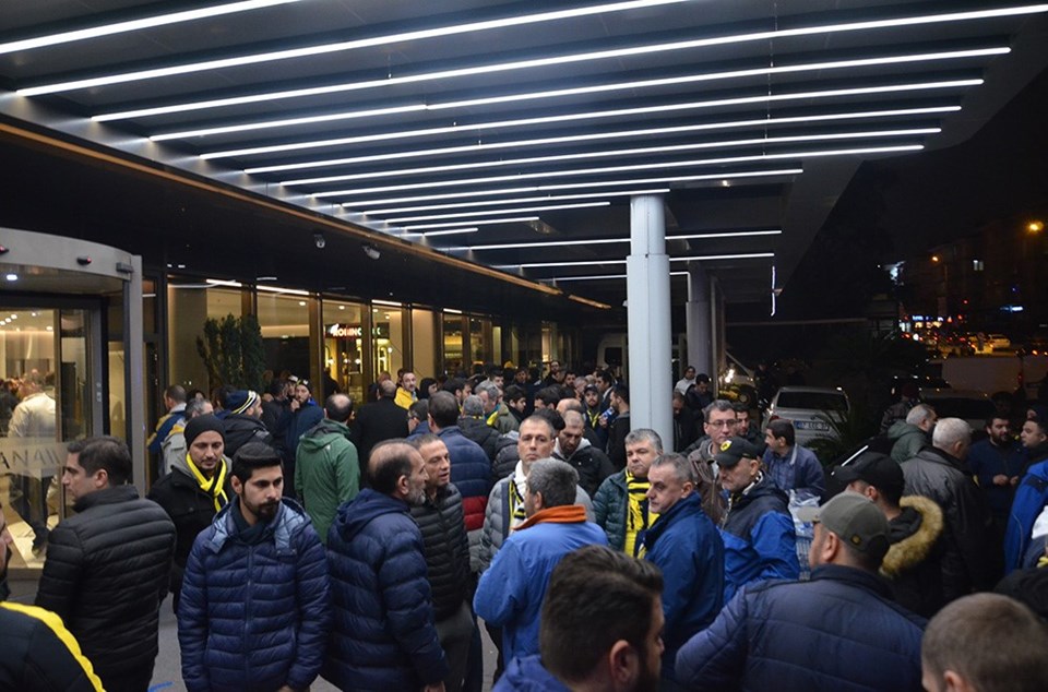 Tribünden düşen Fenerbahçeli için taraftarlar hastaneye akın etti - 1
