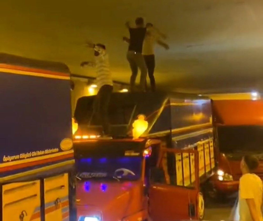 İstanbul’da tüneli trafiğe kapatıp, kamyonetin üstünde dans
ettiler - 2