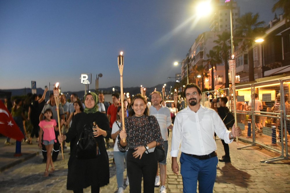 İzmir’de kurtuluş günü coşkusu: Tarkan konserine yüz binlerce kişi akın etti - 2