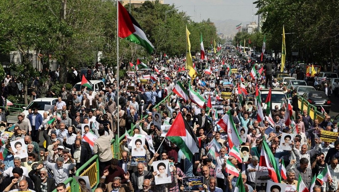 Tahran da yüzlerce kişi İsrail saldırısını protesto etti