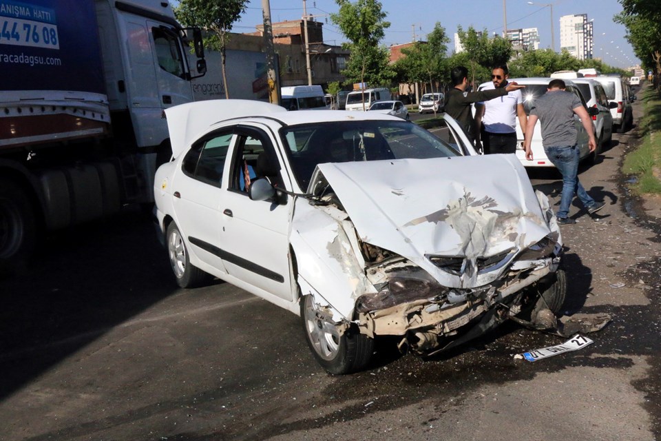 Şanlıurfa'da trafik kazası: 2 polis ve 1 uzman çavuş yaralı - 1