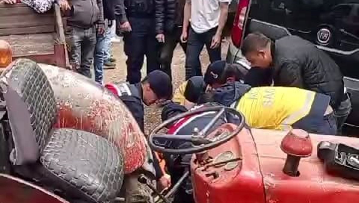 Freni boşalan traktör park halindeki kamyonete çarptı Freni boşalan traktör park halindeki kamyonete çarptı