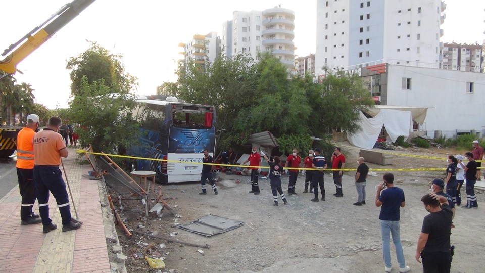 Silifke’de yolcu otobüsü şarampole yuvarlandı: 33 yaralı - 1