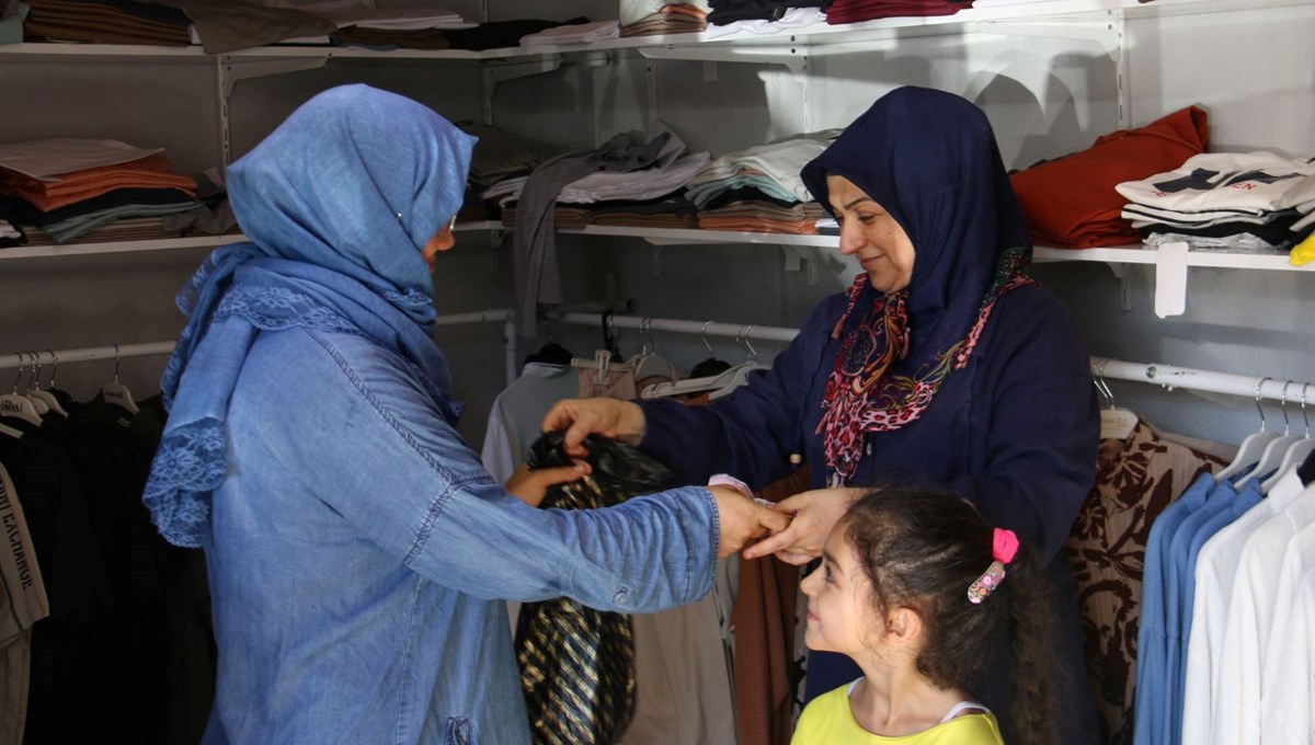 Depremde evi ve iş yeri yıkıldı! 12 metrekarelik mağazasında hayata tutundu Depremde evi ve iş yeri yıkıldı! 12 metrekarelik mağazasında hayata tutundu