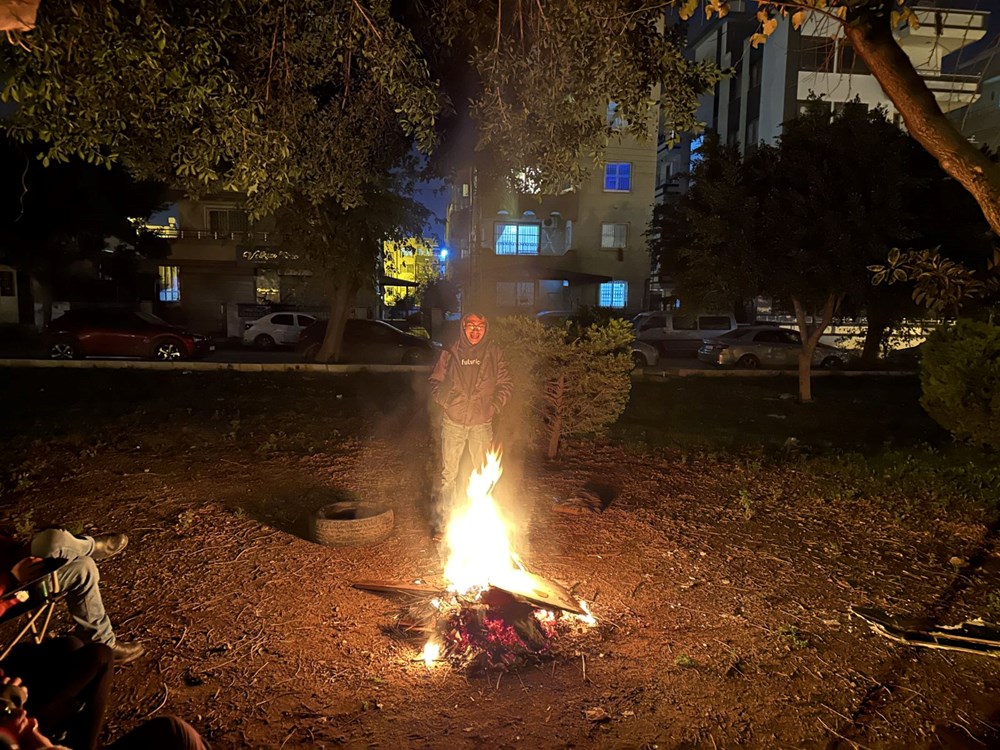 Depremzedeler 6 Şubat'ın yıl dönümünde geceyi sokaklarda geçirdi - 11