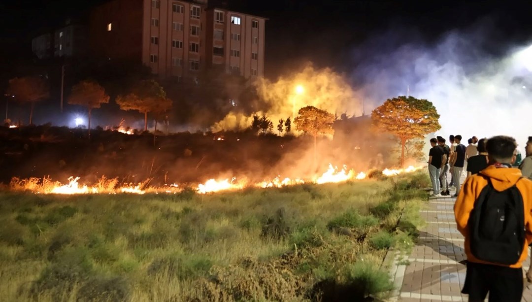 Aksaray'da boş arazideki yangın paniğe neden oldu