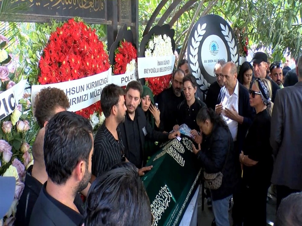 Şarkıcı Güllü'nün ölümünden hemen sonraki görüntüler ortaya çıktı! Kızı sinir krizi geçirmiş - 8