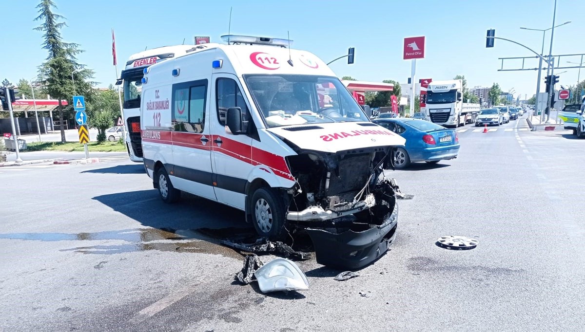 Kaza ihbarına giden ambulans kaza yaptı