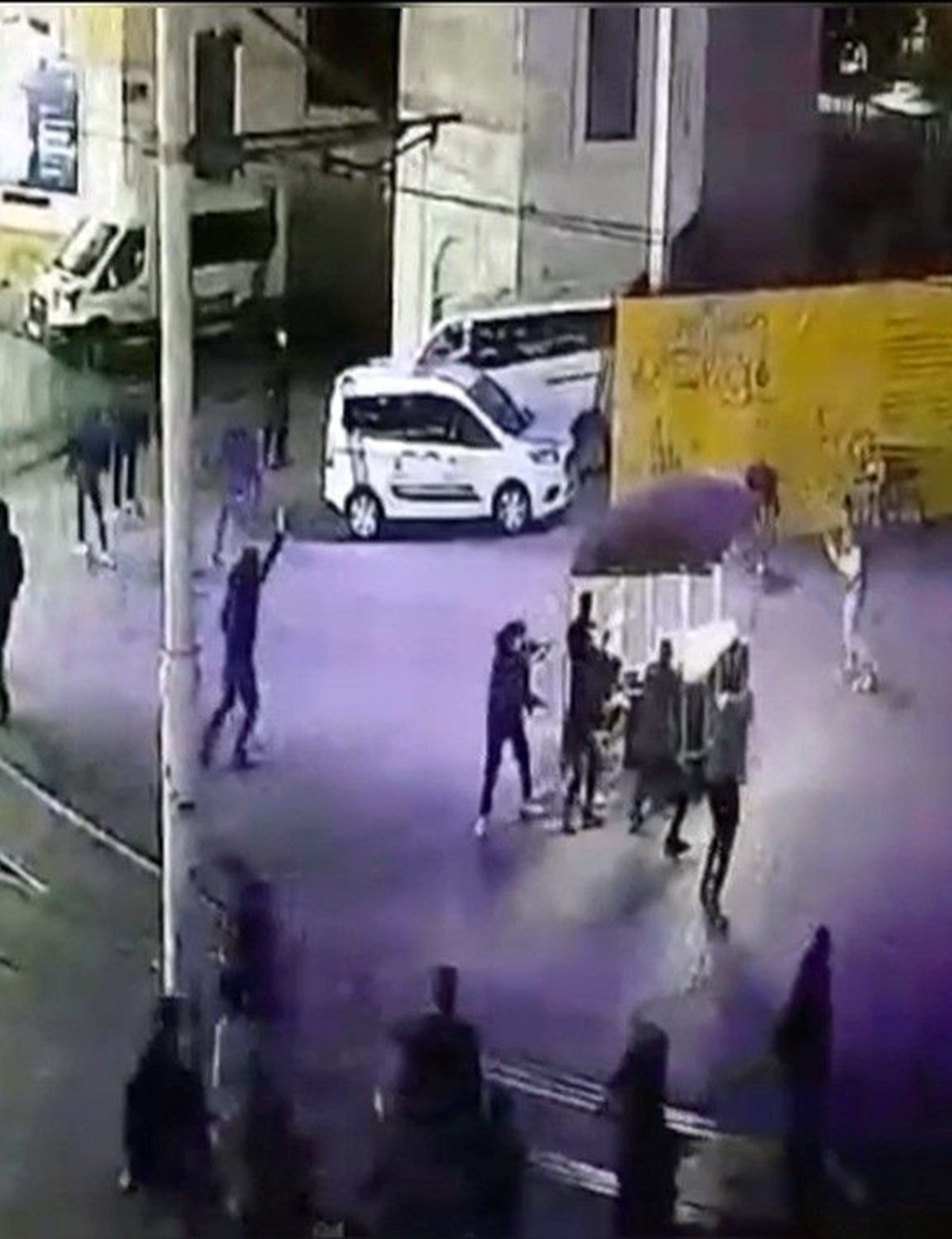 Taksim Meydanı’nda silahlı saldırı: Husumetlisine benzetti, dizinden vurdu