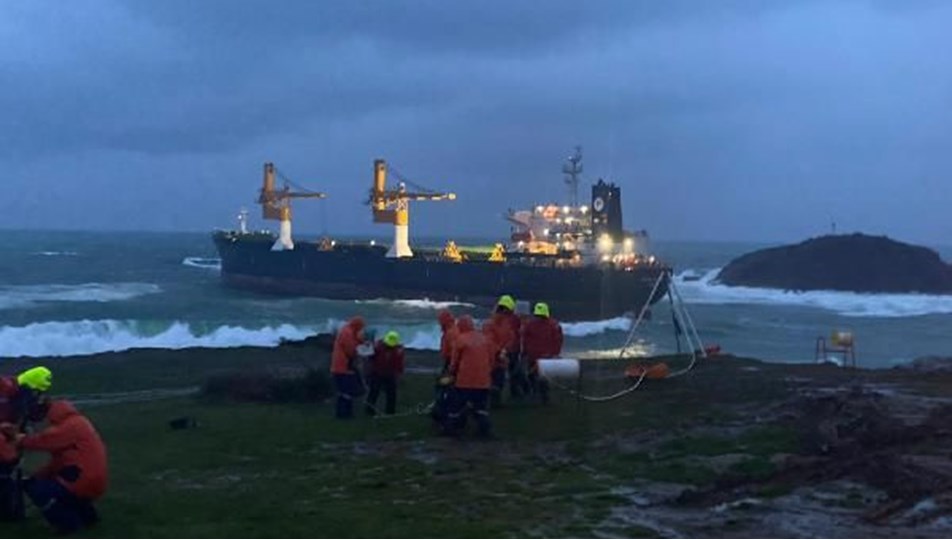 Panama bandıralı kargo gemisi Beykoz açıklarında kıyıya sürüklendi
