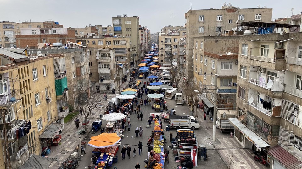 Diyarbakır’da ağır hasarlı bina önünde semt pazarı kuruldu - 2