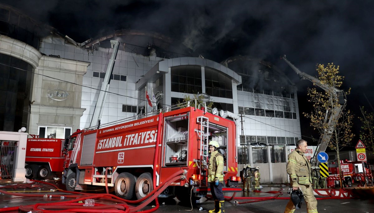 Sultanbeyli'de çelik tencere fabrikasında çıkan yangın 13 saat sonra söndürüldü