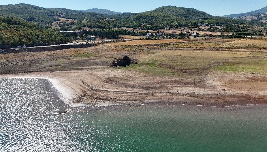 Su kıyıdan yaklaşık 150 metre çekildi: Kayalık karada kaldı