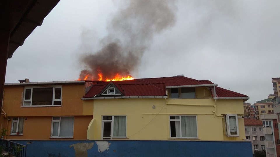 Şişli'de 9 katlı apartmanda korkutan yangın - 1