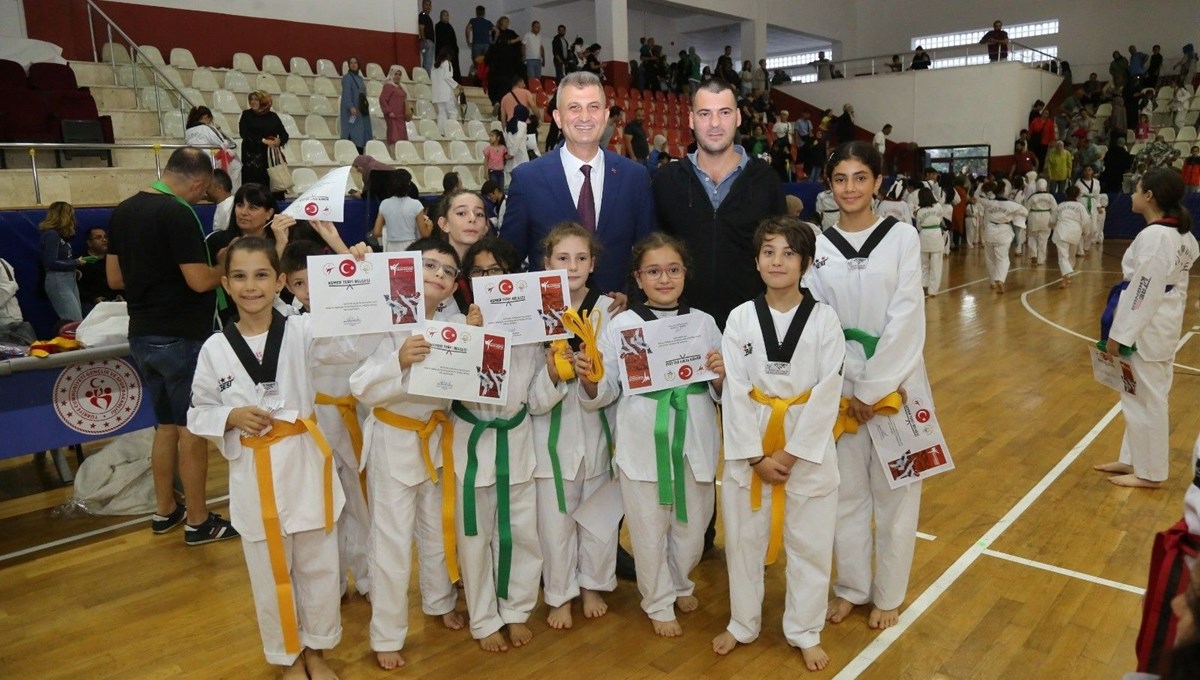 330 minik taekwondocu kuşak atladı