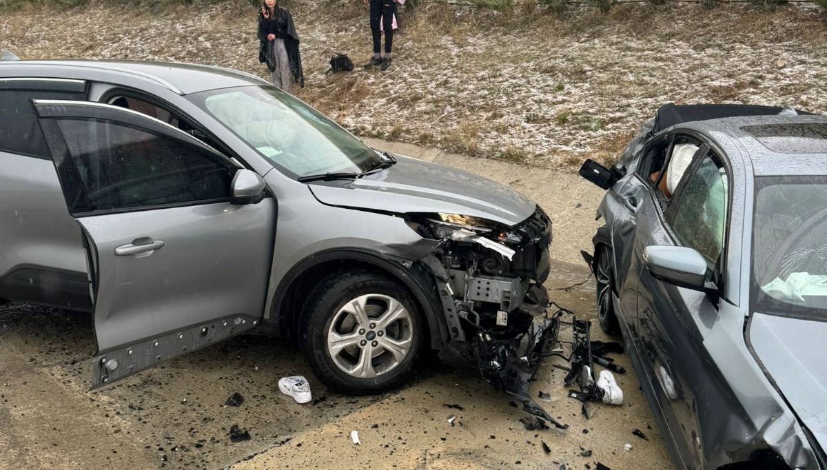 Kaza yapan otomobilden inen anne-oğula başka araç çarptı Kaza yapan otomobilden inen anne-oğula başka araç çarptı
