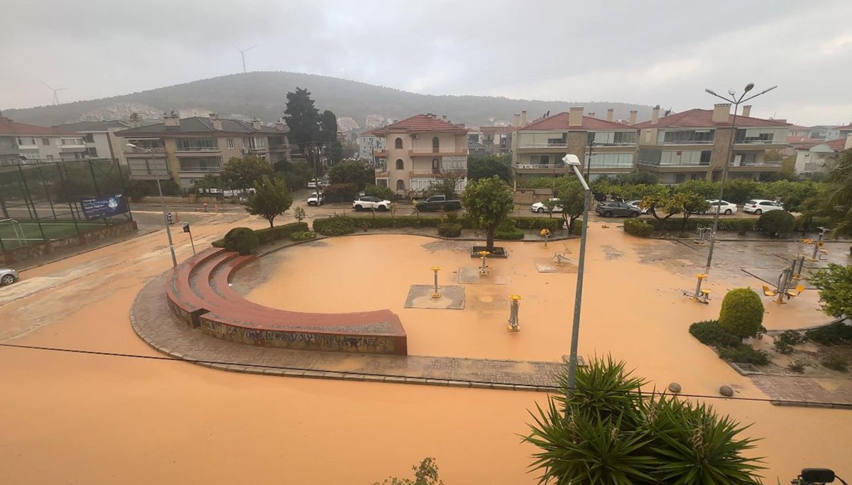 Çeşme'de sokaklar göle döndü