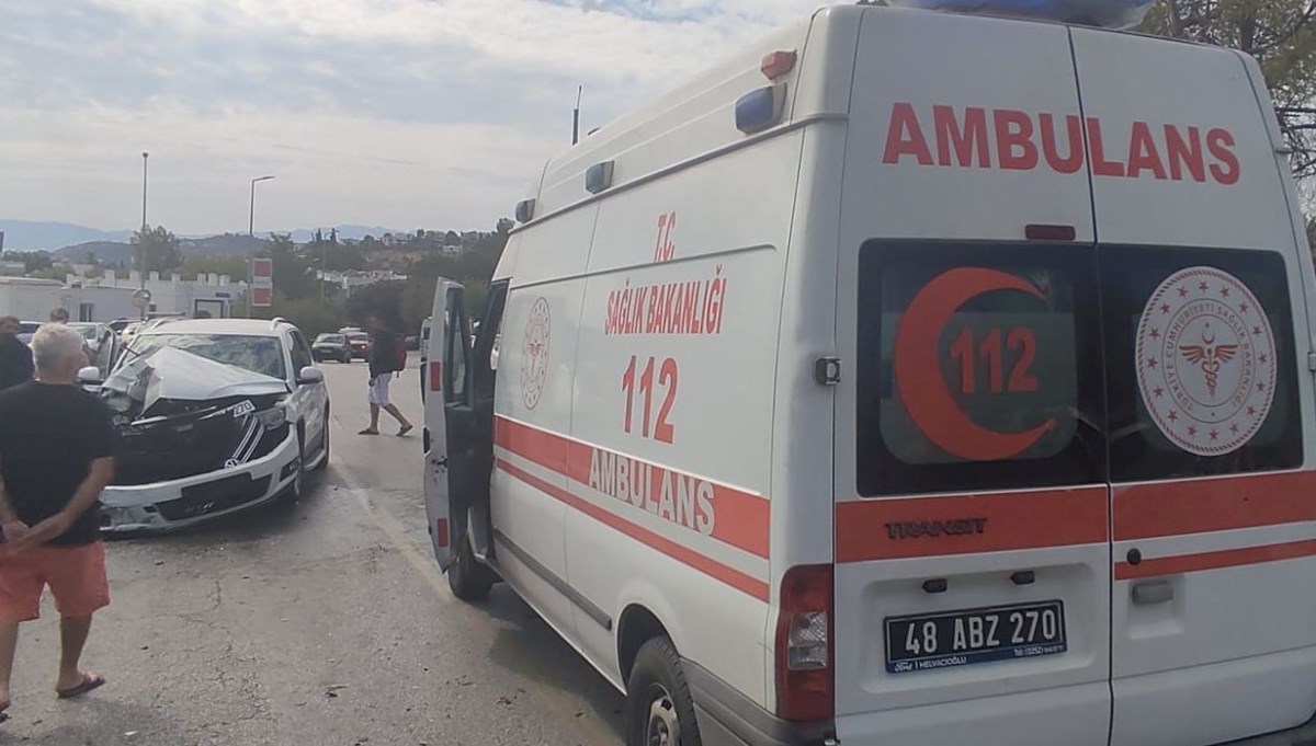 Otomobil park halindeki kamyonete çarptı: 3 yaralı Otomobil park halindeki kamyonete çarptı: 3 yaralı