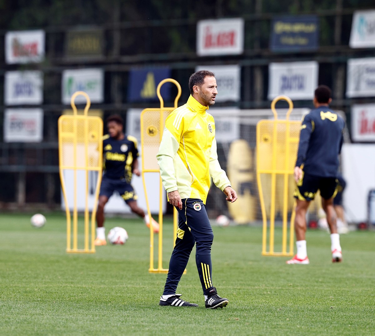 Fenerbahçe Teknik Direktörü Domenico Tedesco, Karagümrük maçı hazırlıkları için takımın başında yer aldı.