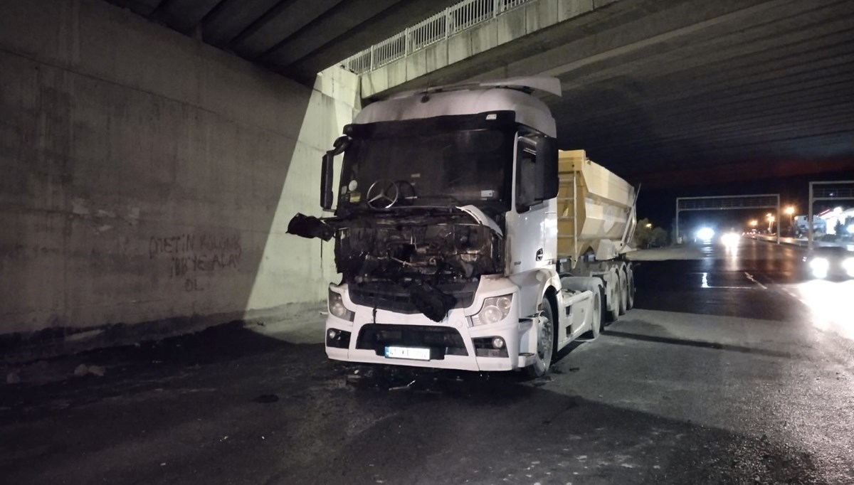 Çekmeköy-Şile Otoyolu'nda hafriyat kamyonu alev alev yandı Çekmeköy-Şile Otoyolu'nda hafriyat kamyonu alev alev yandı