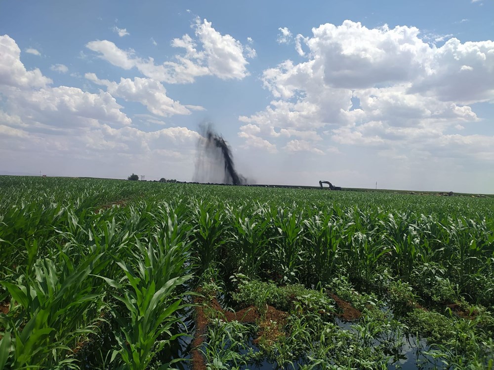 Şanlıurfa'da boru hattı delindi, ham petrol metrelerce yükseğe fışkırdı - 16