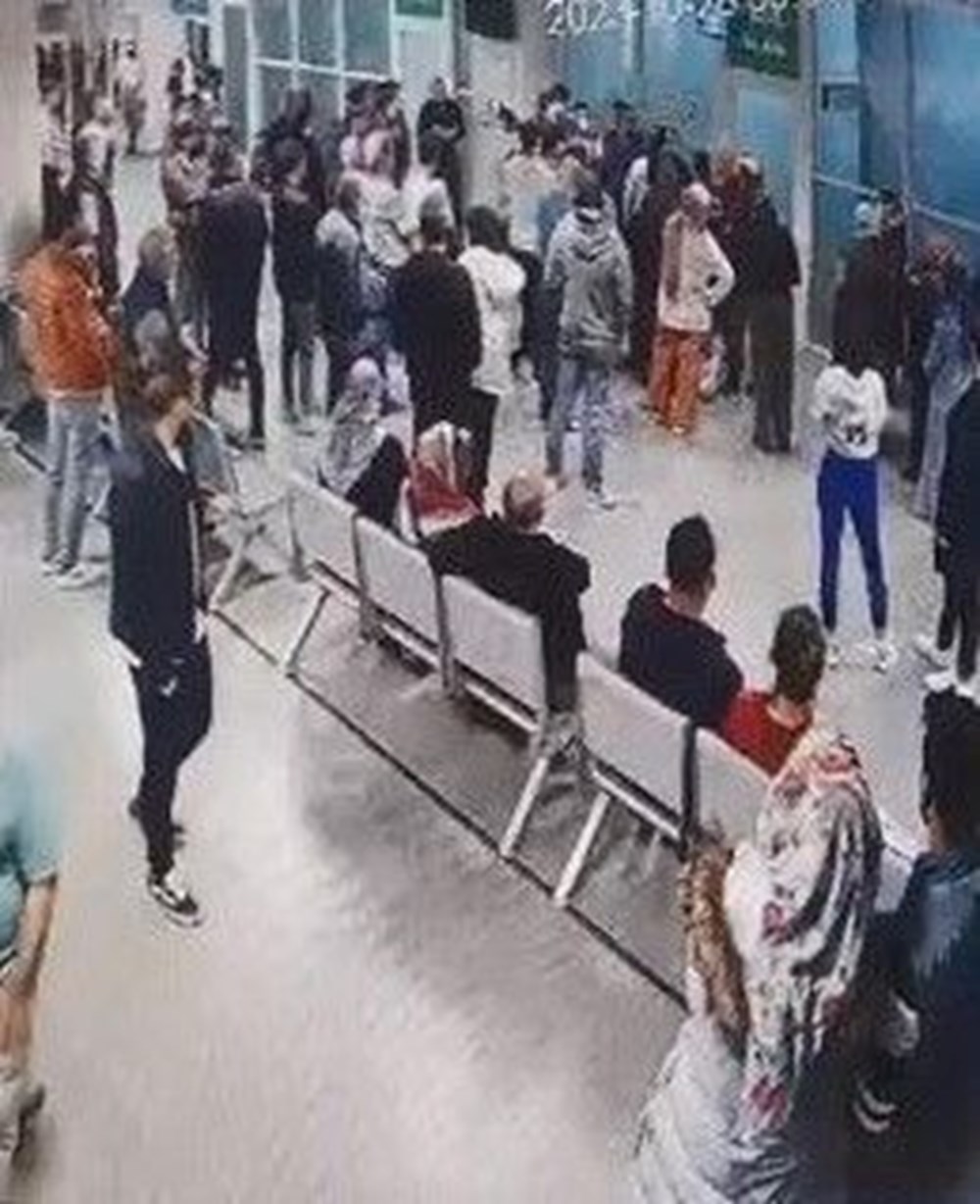 Doktorla tartıştı, hastaneden dışarı çıkarıldı - 4