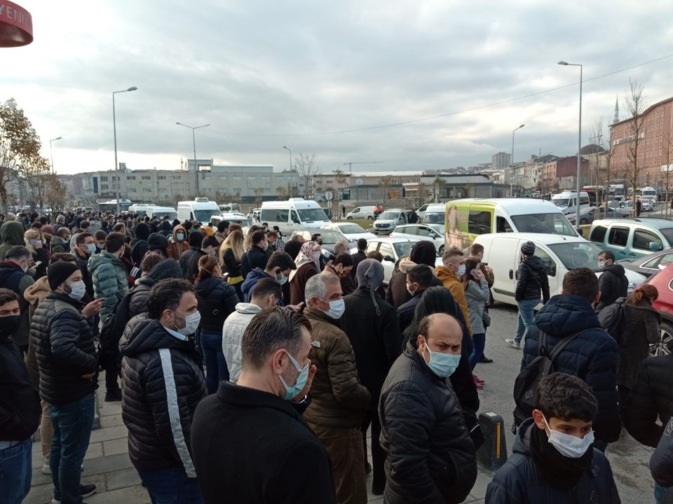İstanbul'da trafo yangını metro seferlerini aksattı - 1