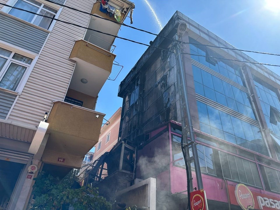 SON DAKİKA HABERİ: Ataşehir'de 5 katlı binada yangın - 2