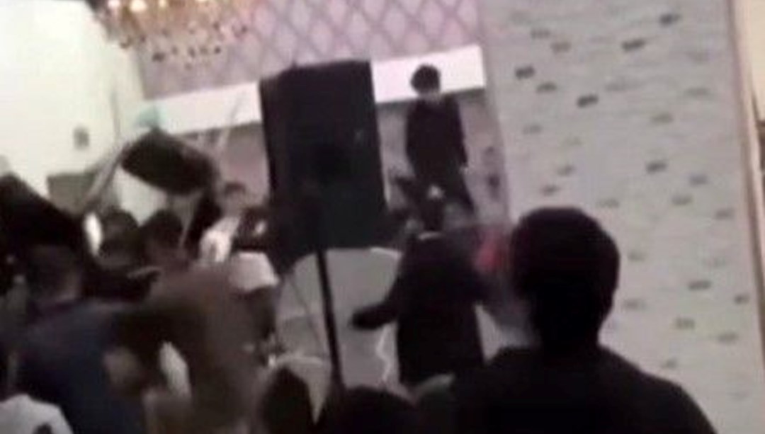 Düğün salonunda sahne anlaşmazlığı kavgası: Sandalyeler havada uçuştu
