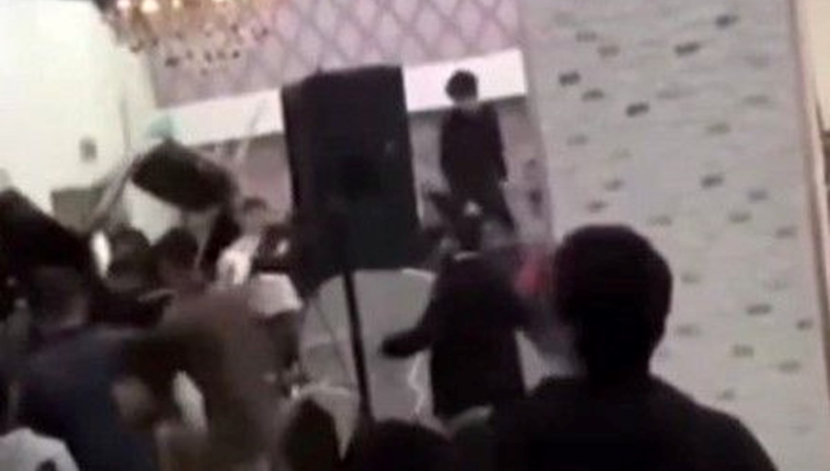 Düğün salonunda sahne anlaşmazlığı kavgası: Sandalyeler havada uçuştu