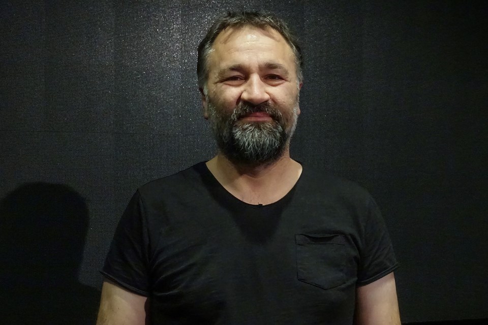 Tiyatro sahnesinde sitcom tadında komedi: Kim Geldi? - 2