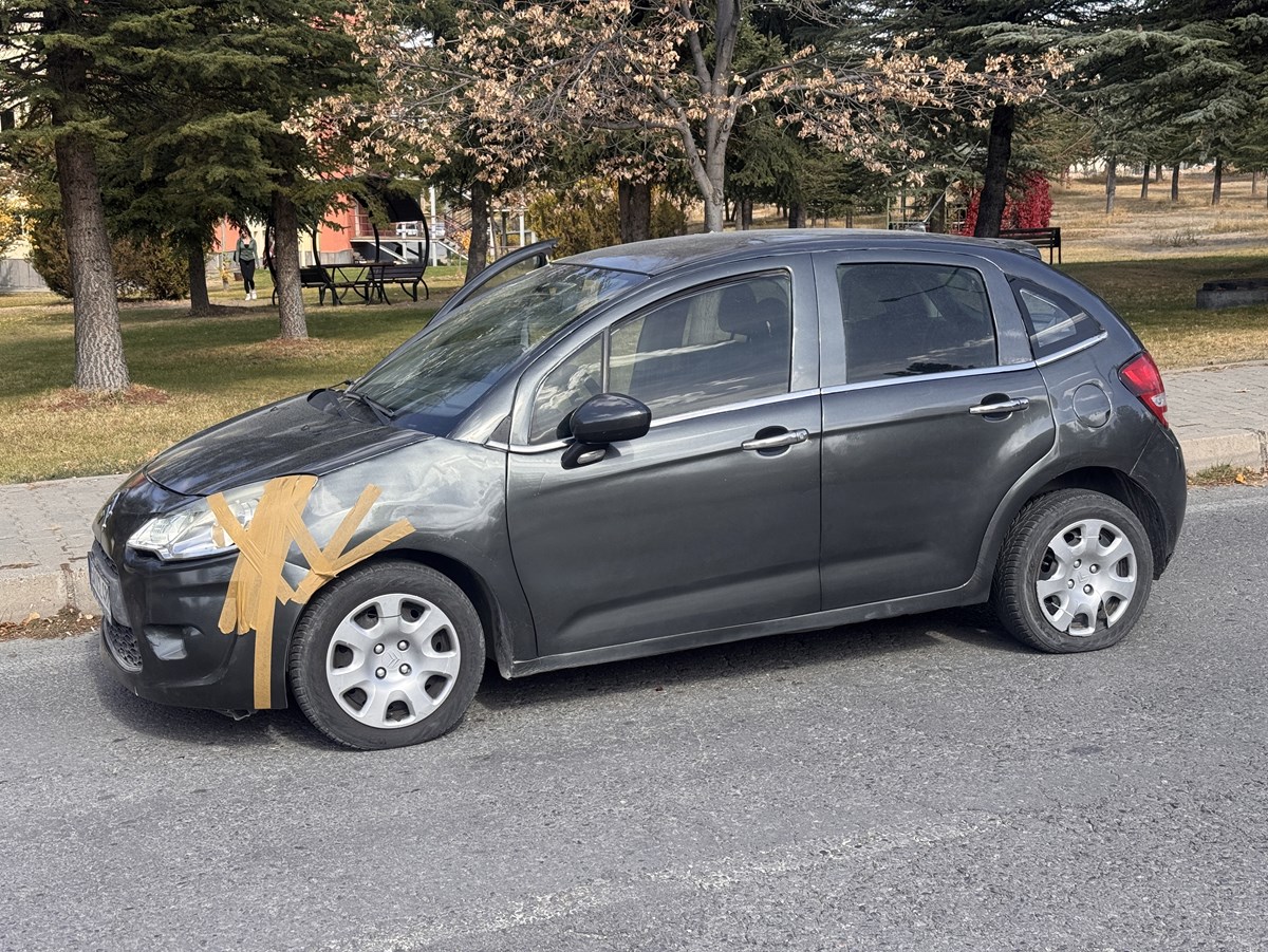 Cinayet zanlısı olayın ardından arabasıyla bir süre kaçtıktan sonra yakalandı.