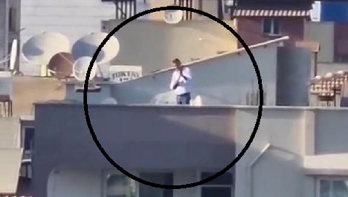 Düğünde maganda ateşi: Çatıya çıkıp defalarca ateş etti Düğünde maganda ateşi: Çatıya çıkıp defalarca ateş etti