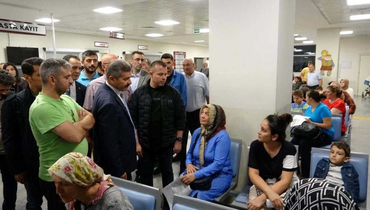 Uşak'ta 65 öğrenci tavuk döner ve pilavdan zehirlendi Uşak'ta 65 öğrenci tavuk döner ve pilavdan zehirlendi