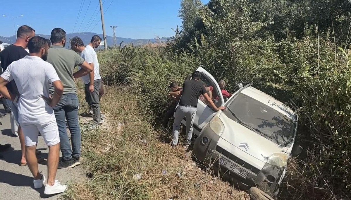 Balıkesir'de trafik kazası: 4 kişi yaralandı Balıkesir'de trafik kazası: 4 kişi yaralandı