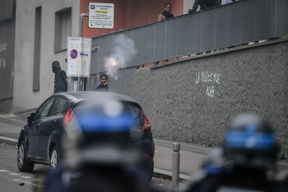 Fransa'da "polis kurşunu ile ölüm" isyanı büyüyor | "Çocuklarınızı evde tutun" - 1