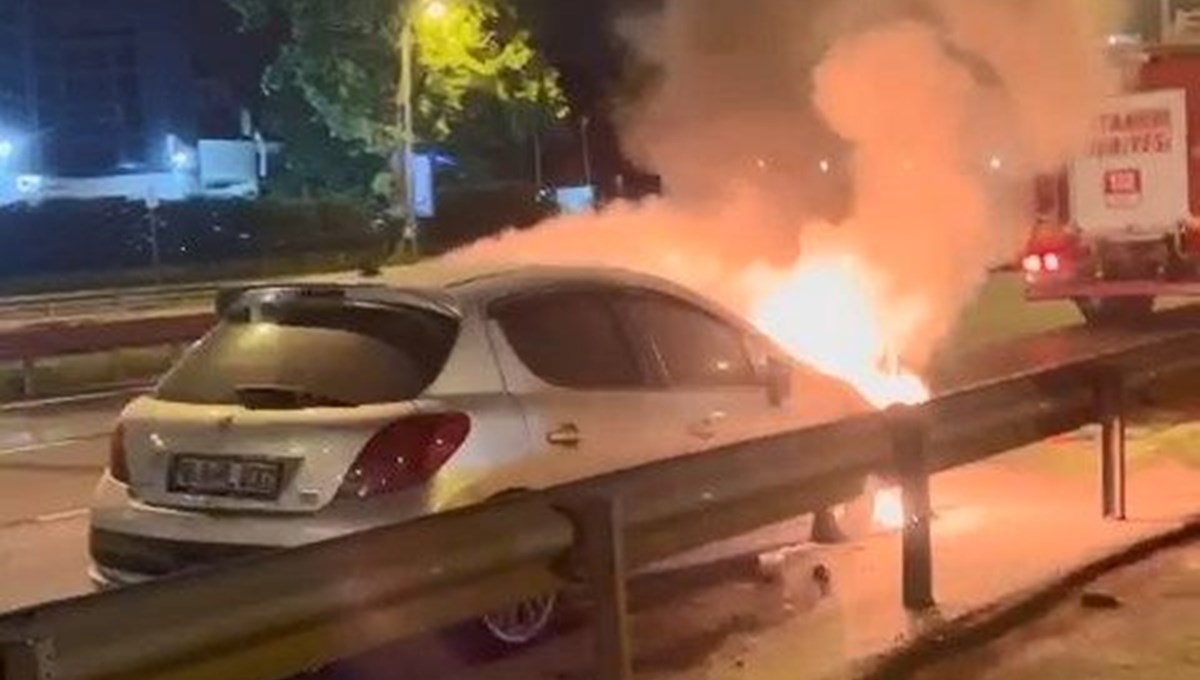Kartal'da seyir halindeki araç yandı Kartal'da seyir halindeki araç yandı