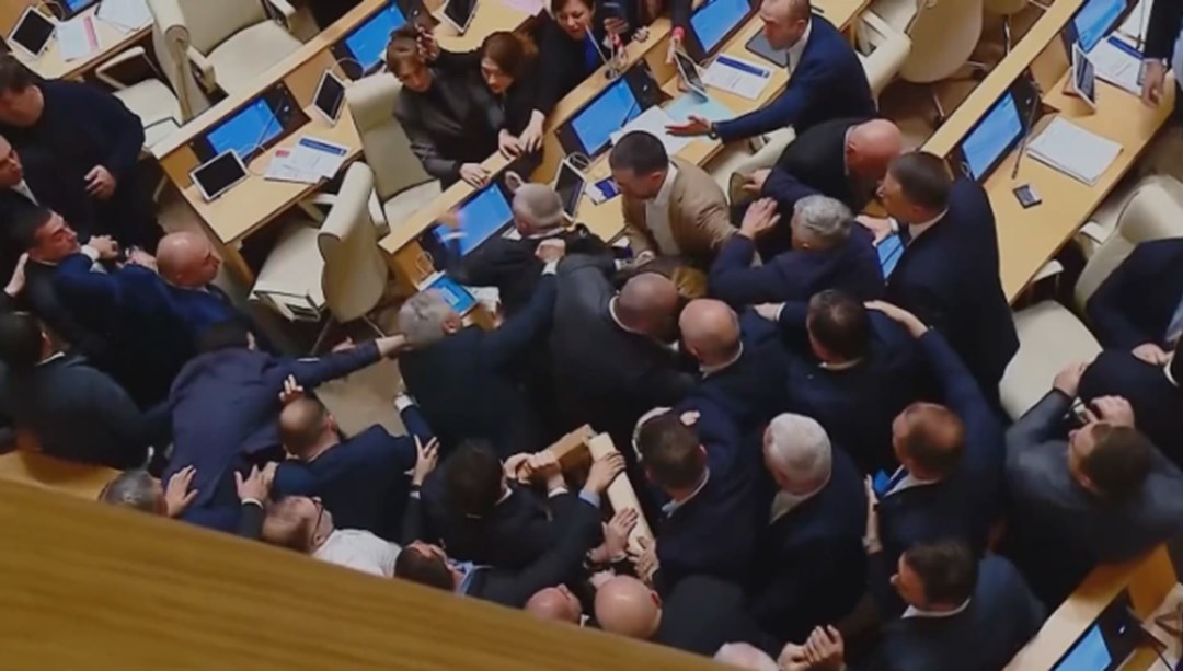 Gürcistan'da "yabancı ajan" krizi: Parlamentoda yumruklu kavga