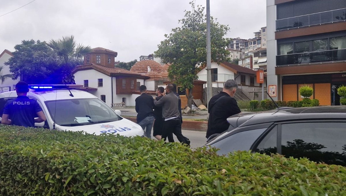 Önce gül vermek istedi, sonra bıçak çekti