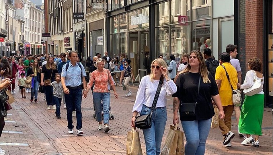 Hollanda'da kapalı alanlarda maske zorunluluğu kalktı
