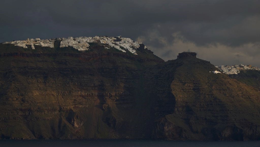 Santorini'de şeytani tüneller: Deprem korkusu ve imar yağması